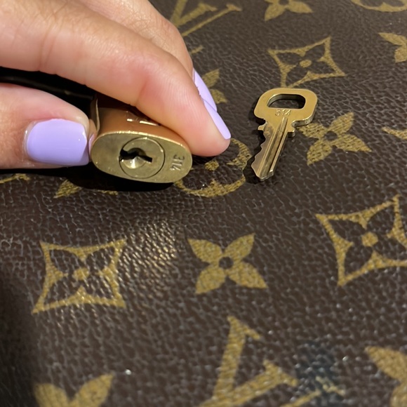 Authentic LV Lock & Key #314 🔐 - Picture 2 of 4